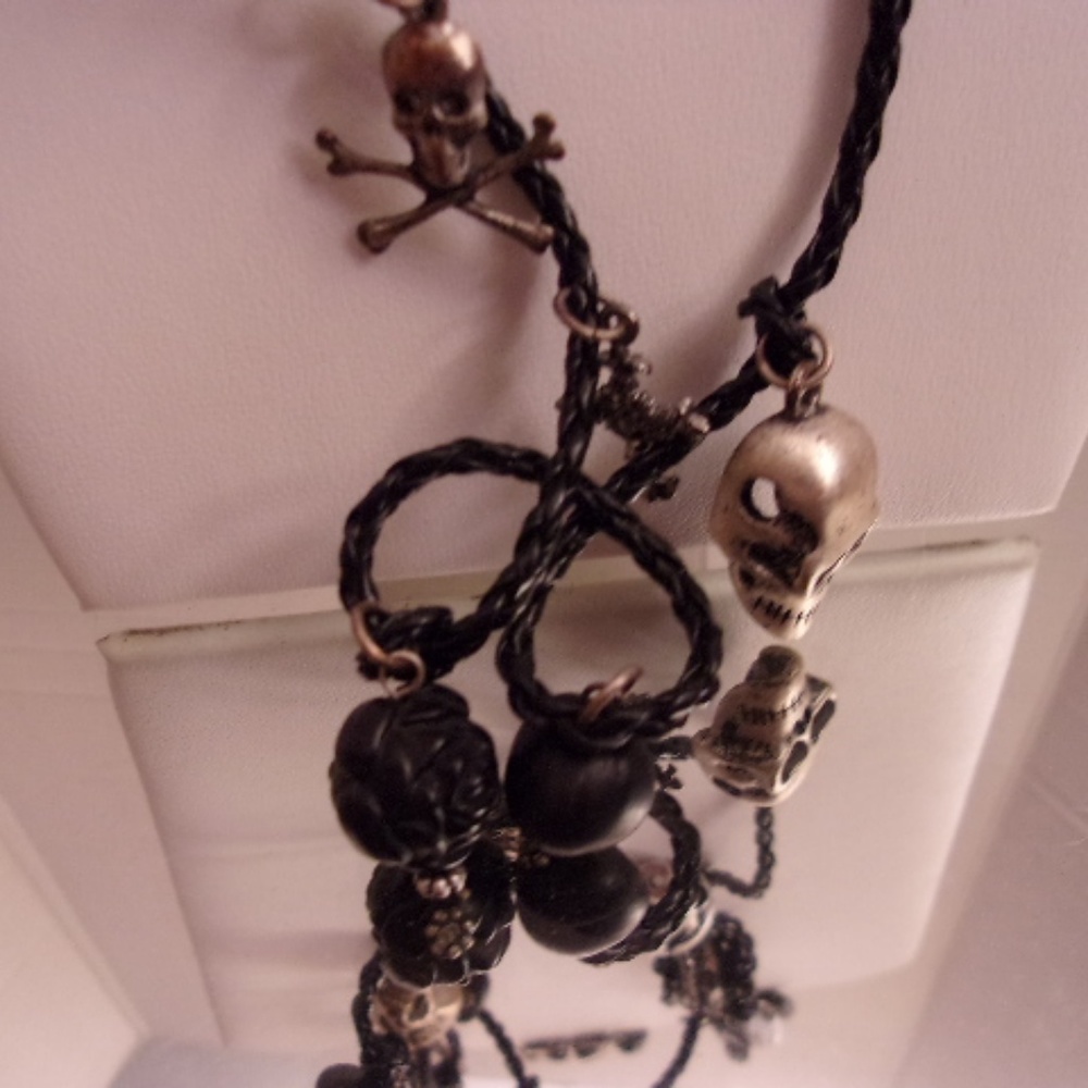 Skull charm necklace. L34-2